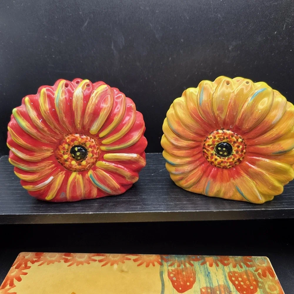 Clay Art Sunflower Salt And Pepper  Shakers And Trivet‎